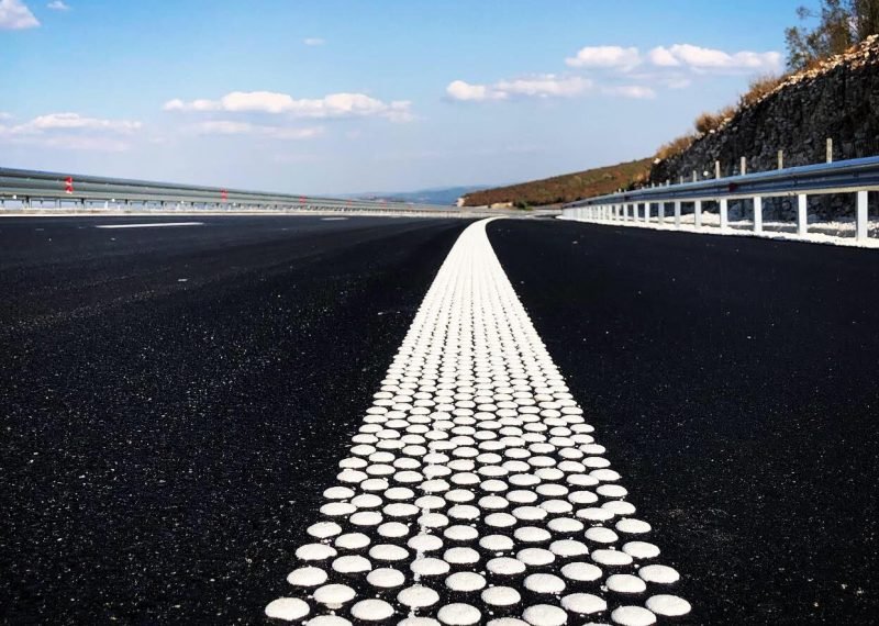 Започнаха с полагането на маркировка на пътя Кюстендил - Гюешево