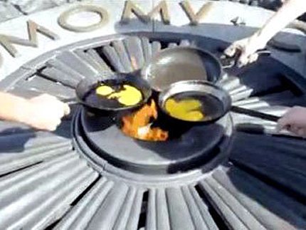 Погнаха руска баба, изпържила си яйца на Вечния огън