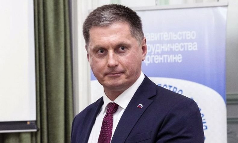 Посланикът на Русия в Аржентина се ваксинира срещу коронавируса със „Спутник V”