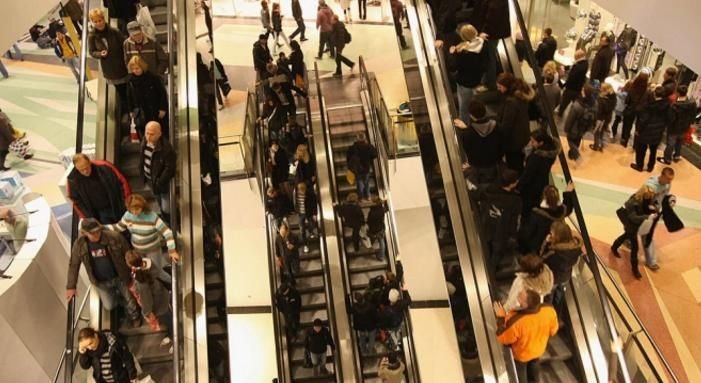 Големите магазини отварят утре, но с условия