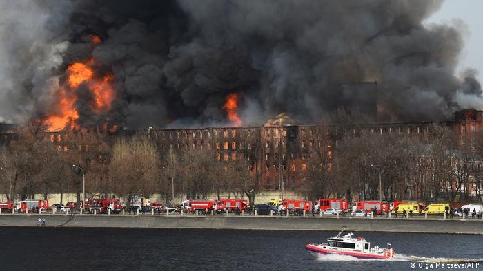 Пожар изпепели историческа сграда в Санкт Петербург (ВИДЕО/СНИМКИ)