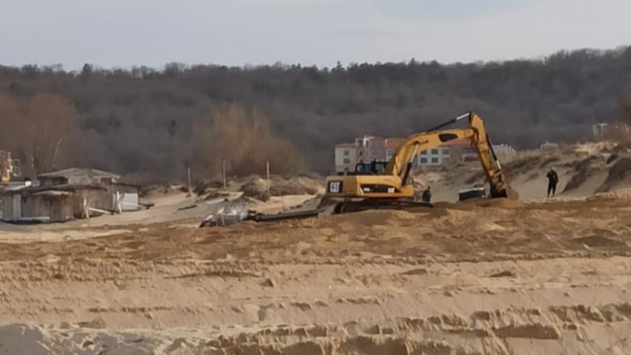 Неизвестни унищожиха дюни на южния плаж в Несебър