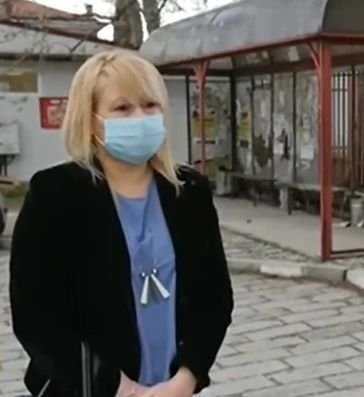 НАСРЕД ПАНДЕМИЯТА: Хора се тъпчат в малък автобус по маршрута Първенец - Пловдив