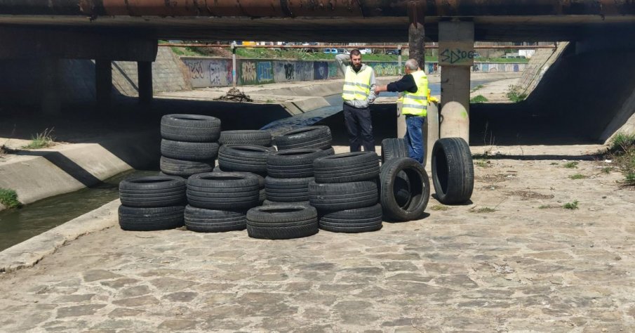 Извадиха стотината стари гуми от Слатинска река