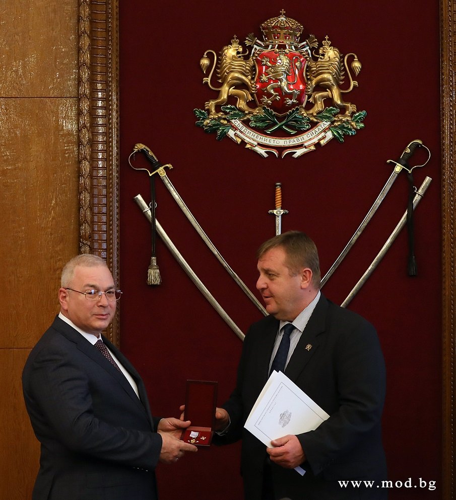 Каракачанов награди представители на беларуското предприятие, ремонтирало самолетите Су-25 (СНИМКИ)