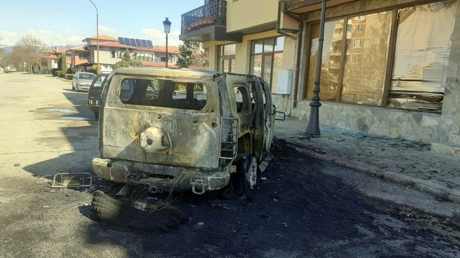 ВЕНДЕТА: Подпалиха джип на бизнесмен от Казанлък (СНИМКИ)