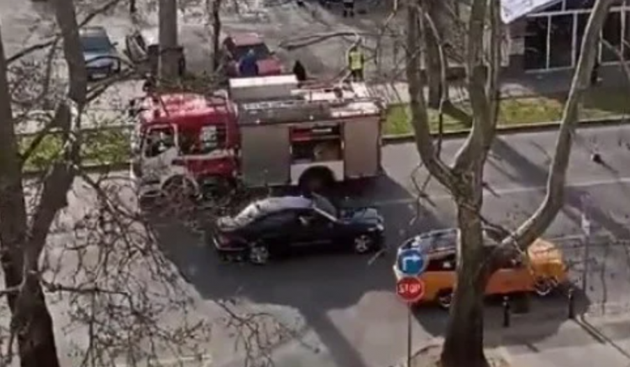 Кола пламна в центъра на Пловдив (СНИМКИ)