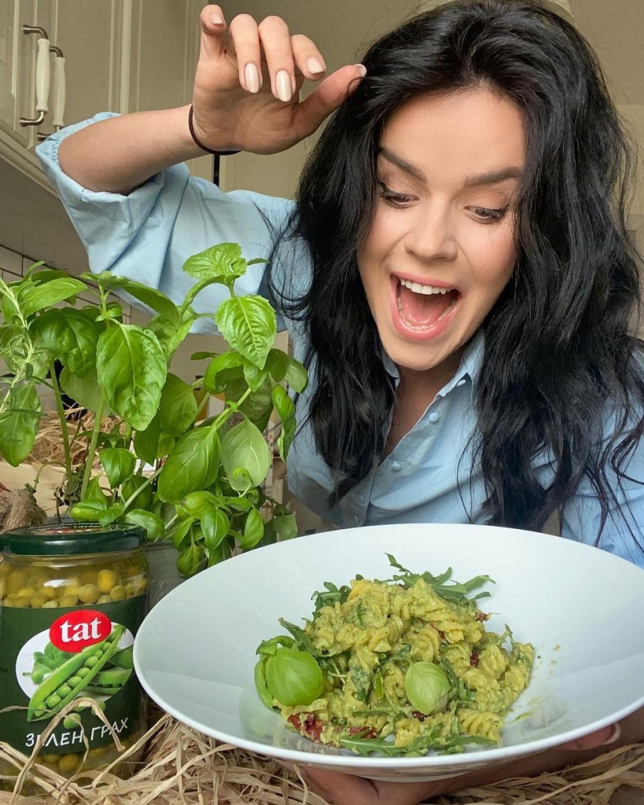 ФАЛШИВ БЛЯСЪК: Мона Гочева показа целулит и стрии (СНИМКА)