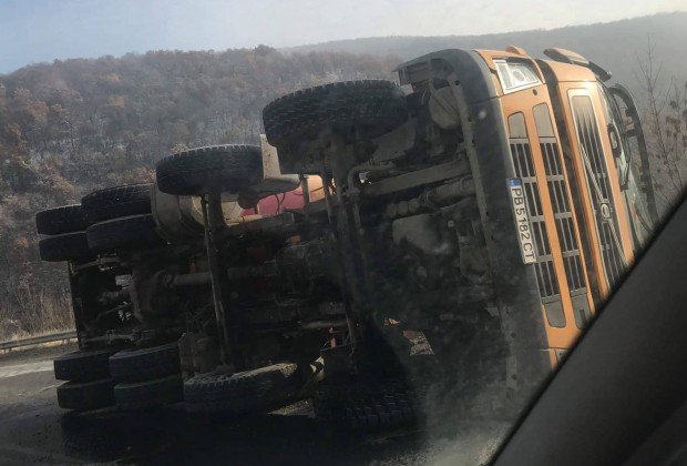 Катастрофирал камион затапи пътя Разград-Шумен