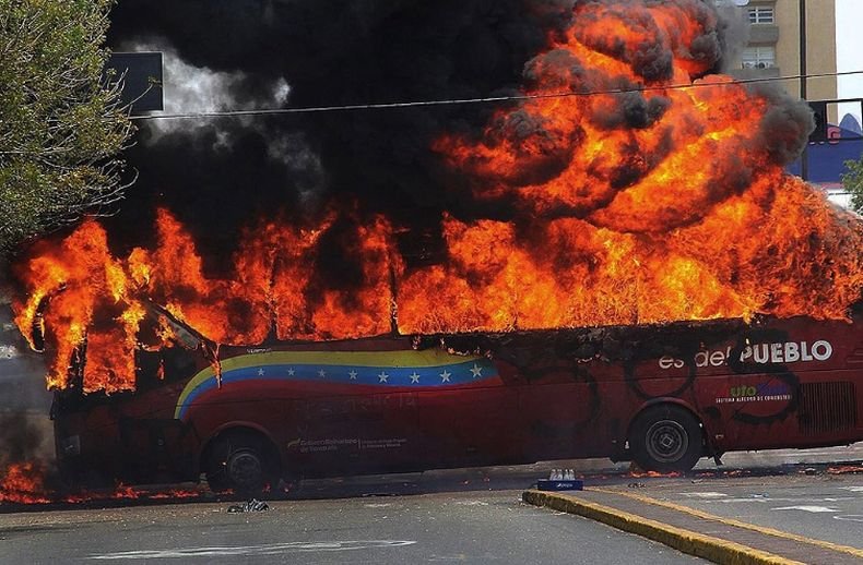 Петима загинали, след като двуетажен автобус се запали в Тайланд