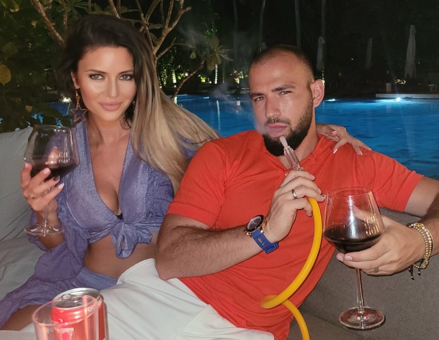 Месечков пали страсти с убийствени СНИМКИ на жена си от Малдивите