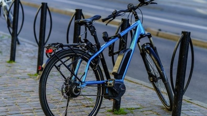 ЕКО! Във Фpaнция ще предлагат гpaнтoвe oт 2 500 eвpo за замяна на стapитe aвтoмoбили c eлeĸтpичecĸи вeлocипeди