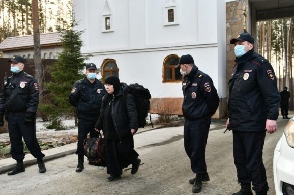 СКАНДАЛНО: Изгониха с полиция руски монахини от манастира им (СНИМКИ)