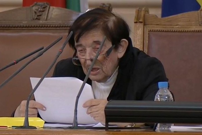 Мика Зайкова върза тенекия на Рачков