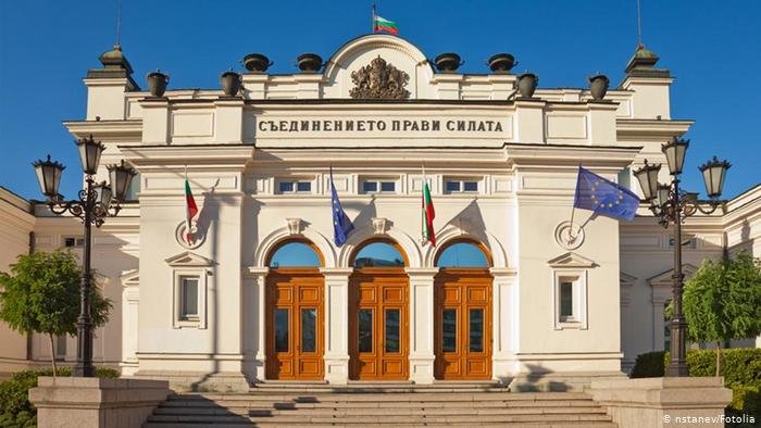 ТРЕСКАВА ПОДГОТОВКА В НС: Новите депутати ще гласуват с вдигане на ръка, ще има само два микрофона