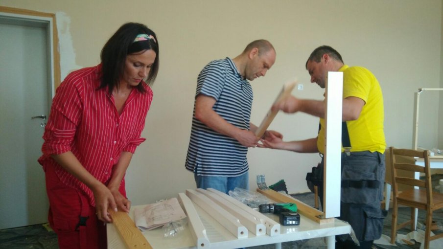 Тити Папазов ремонтира класни стаи на деца със специални нужди