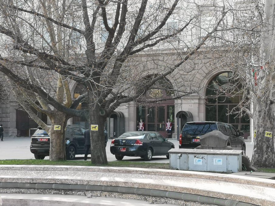 ПРОВОКАЦИЯ: Мъж разпръсна антибългарски позиви преди КСНС при президента