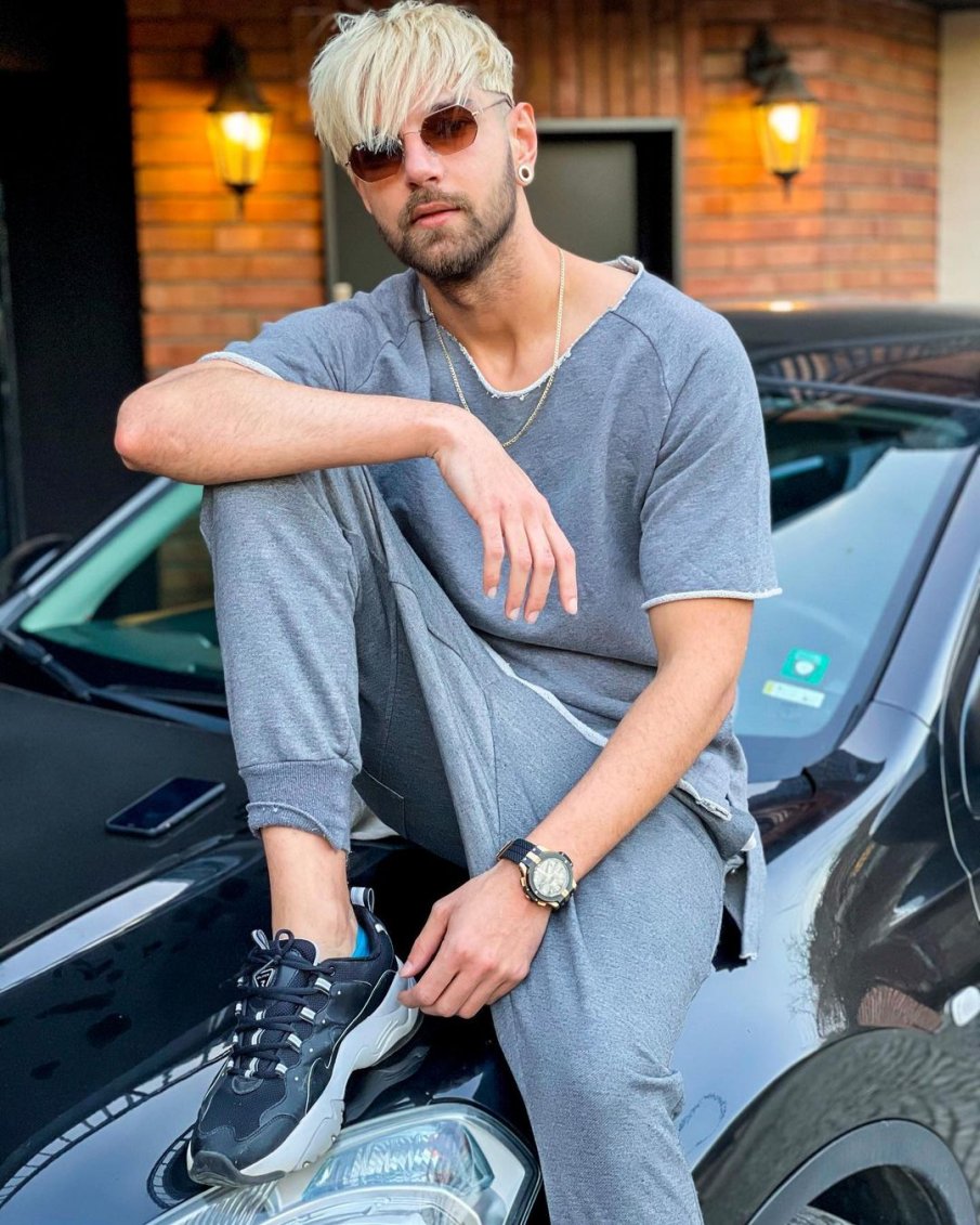 Звезда от Революция Z подарява нова кола на млад шофьор