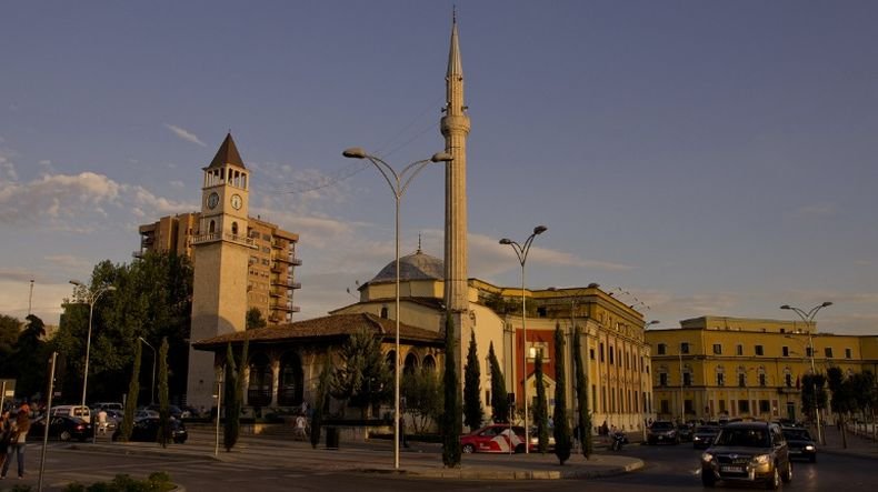 КЪРВАВ УЖАС! Мъж намушка петима в джамия в Тирана