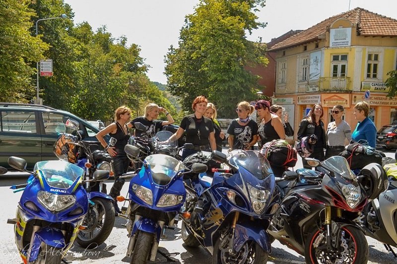 Жените мотористки искат мъжете да ги пазят на пътя