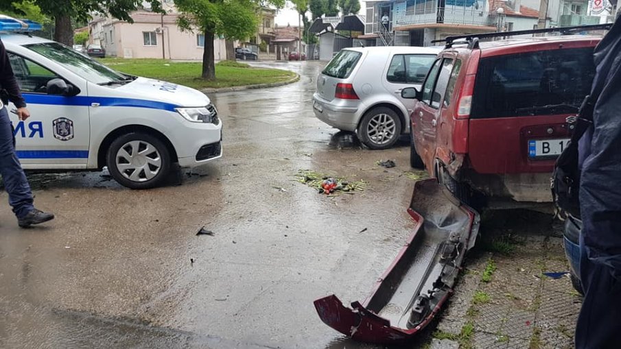 Пращат на съд шофьор, помел чакащ на спирка варненец