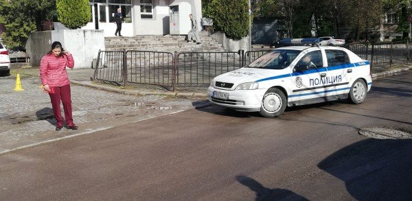 Майка с две деца пропадна с колата си в шахта в Пловдив