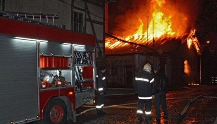 Късо съединение запали къща в Мадан