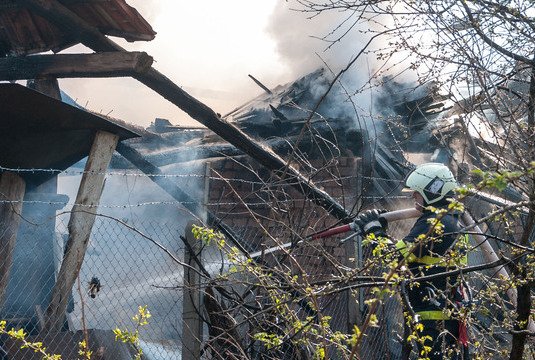 Пожарникари от Кюстендил гасиха пламнала къща