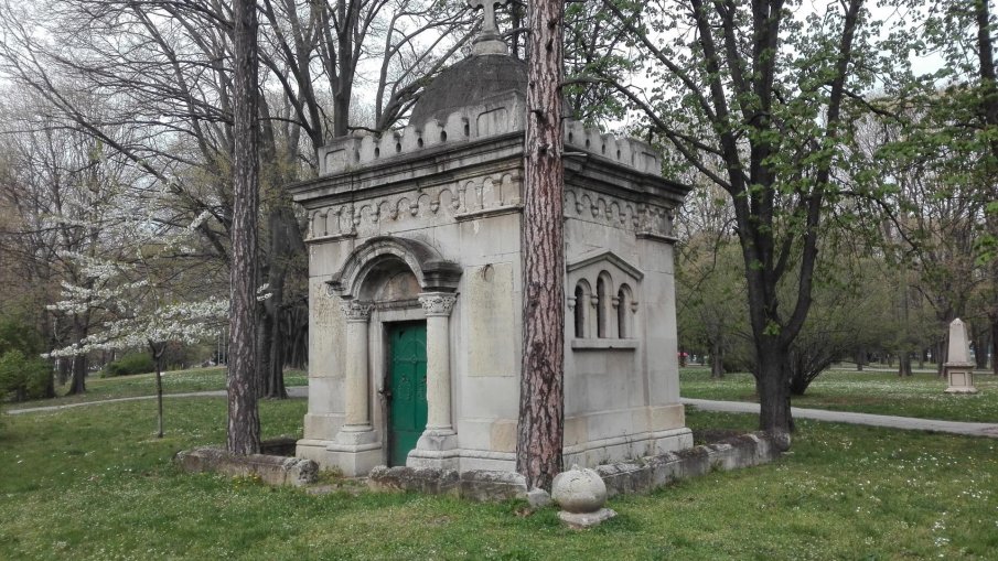 Реставрират гробници в Парка на възрожденците в Русе