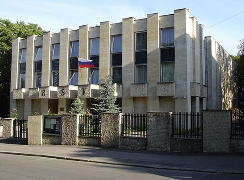 Заляха стените на руското посолство в Прага с кетчуп. Седем души са задържани