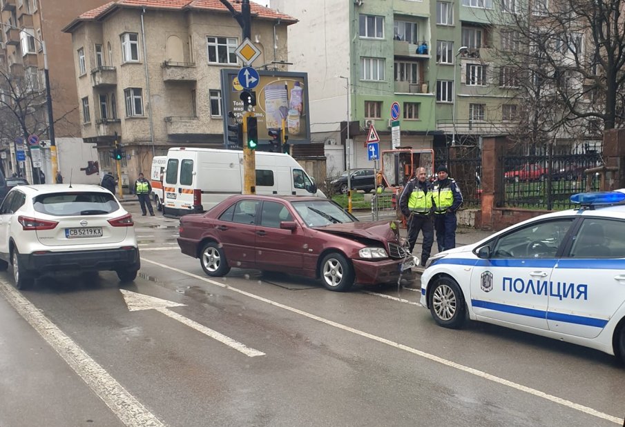 МЕЛЕ ПОД ДЪЖДА: Мерцедес отнесе Киа на възлов булевард в София (СНИМКА)