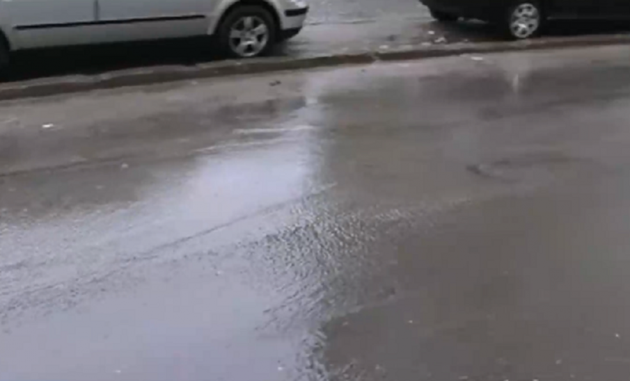 Три седмици тече питейна вода по улиците на Владая