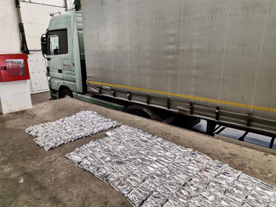 220 килограма паста за наргиле заловиха на Капитан Андреево