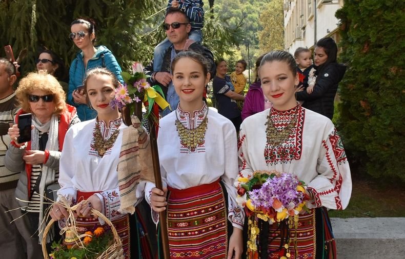 В Ловеч отбелязаха тържествено Цветница (СНИМКИ)