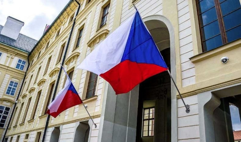 Сенатът на Чехия призова за разтрогване на договора за приятелски отношения с Русия