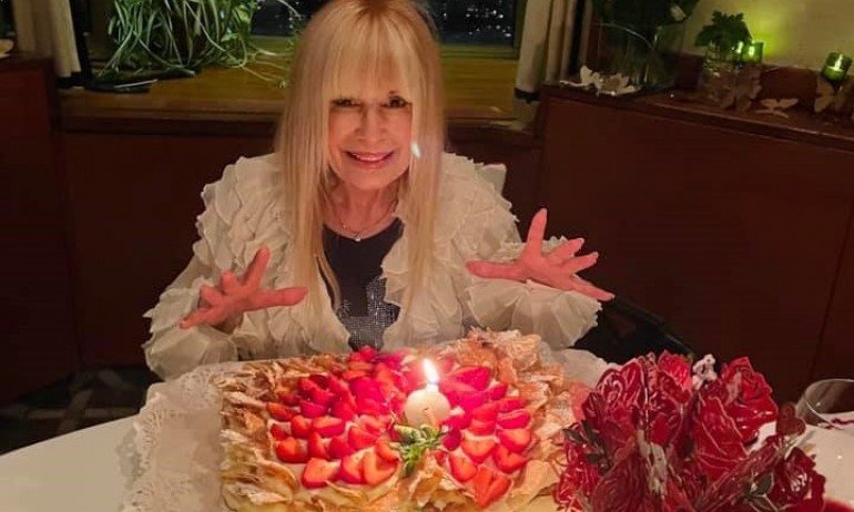 Лили Иванова празнува рождения си ден с приятели (СНИМКИ)