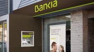 Испанските банки уволняват 19 000 служители заради скандал със заплатите на мениджърите