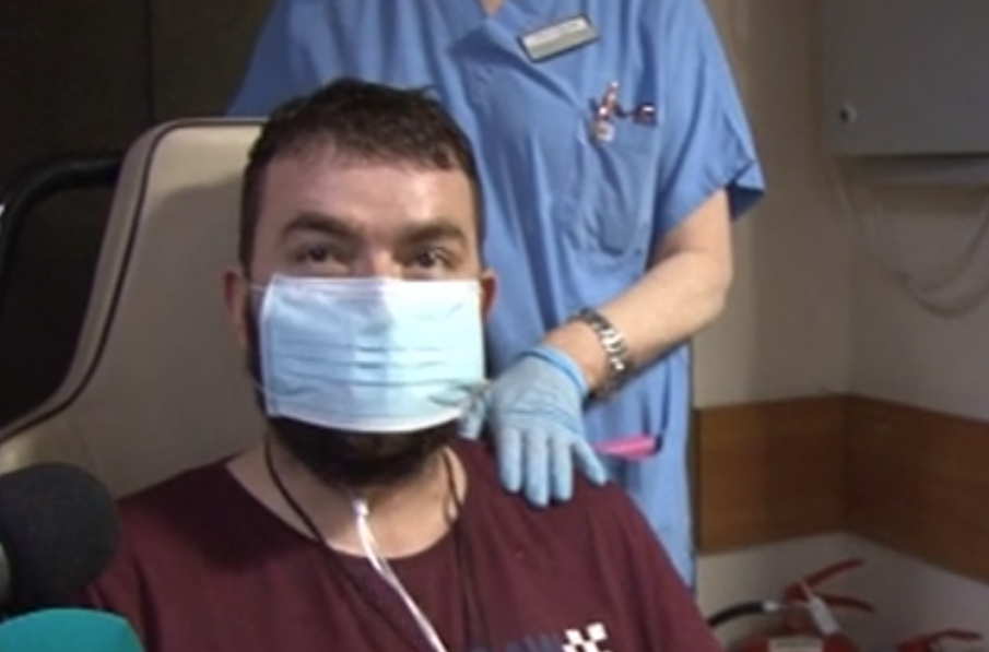 Млад мъж с COVID-19 оцеля след 10 дни между живота и смъртта, изписаха го с 35 кг по-малко