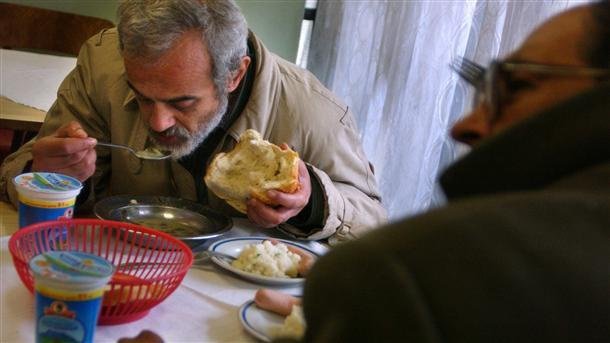 Вече пета година трапезарията към църквата „Света Параскева Петка“ в Троян храни гладни