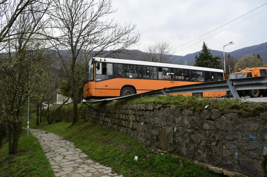 НА КОСЪМ: Автобус от градския транспорт едва не излетя от пътя (СНИМКИ)