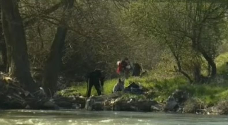 Доброволци се включиха в акция за почистване на река Струма