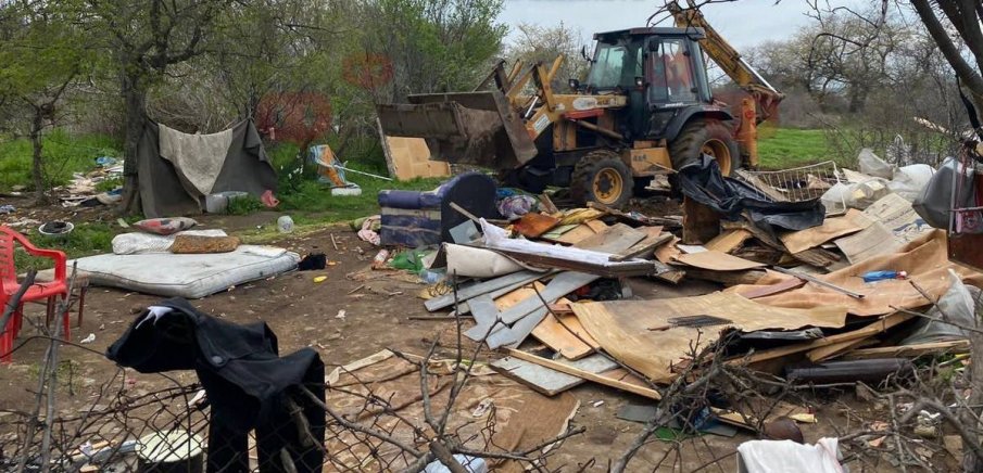 Изринаха ромското гето до лъскавия комплекс „Санта Марина“ в Созопол (СНИМКИ)