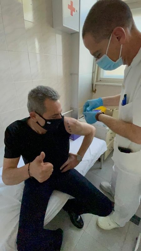 Бившият министър на отбраната на Гърция Панос Каменос се ваксинира със „Спутник V“ в Сърбия