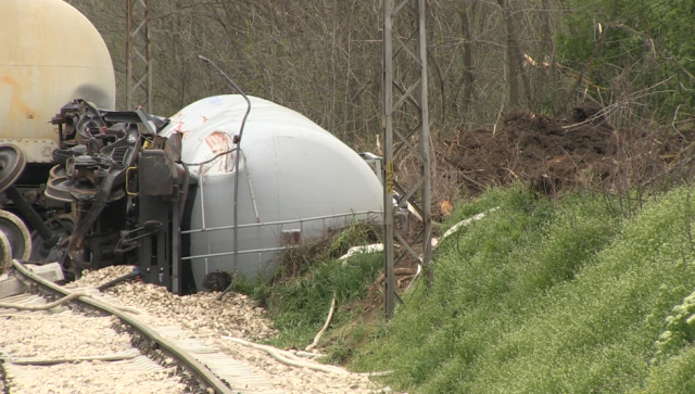 Продължава обезопасяването на дерайлиралите цистерни край Ветово