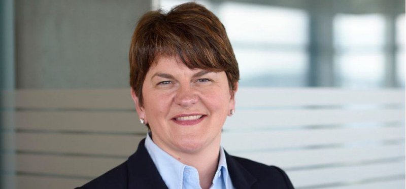 Министърът на Северна Ирландия Арлин Фостър подаде оставка