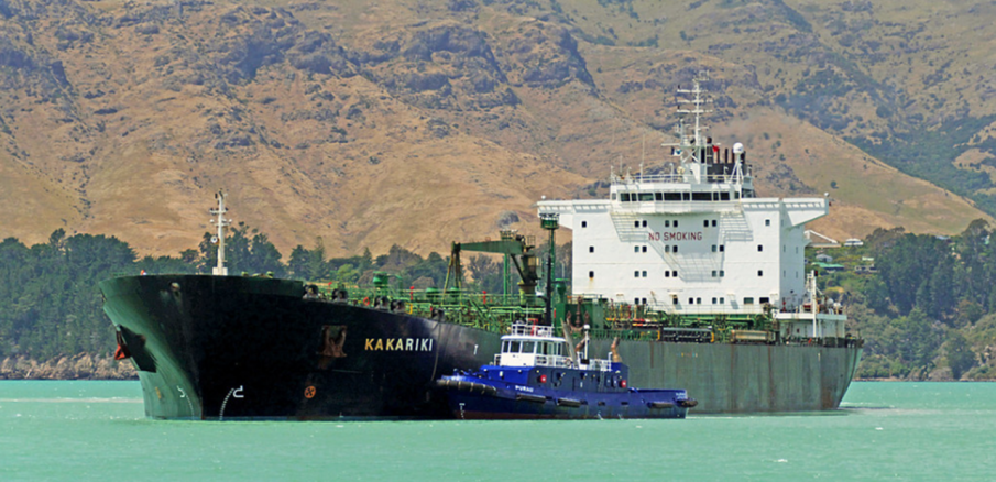 Танкер разля петрол в едно от най-натоварените пристанища в Китай