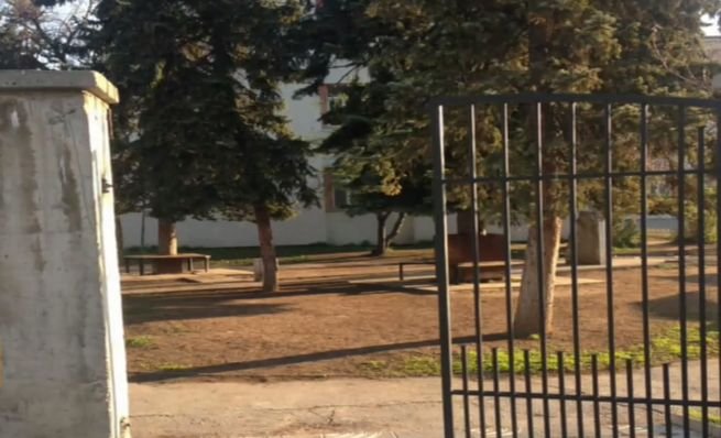 Вандали отрязаха врата на училище в София