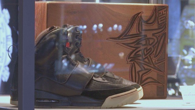 Продадоха на търг за 1,8 млн. долара кецове на Кание Уест