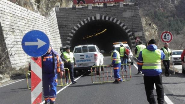 Верижна катастрофа затапи Кривия тунел на Е-79