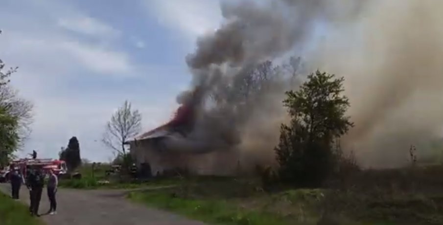 ОГНЕН АД: Гори авиобаза в Бургас (ВИДЕО)